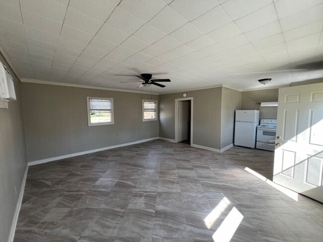 Building Photo - Charming 1B/1B home available in Lake Charles