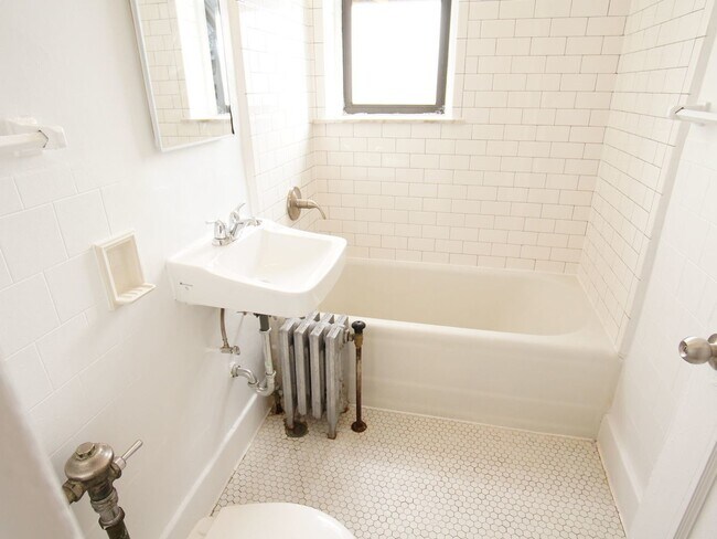 Foto del edificio - 3335 W Diversey Ave