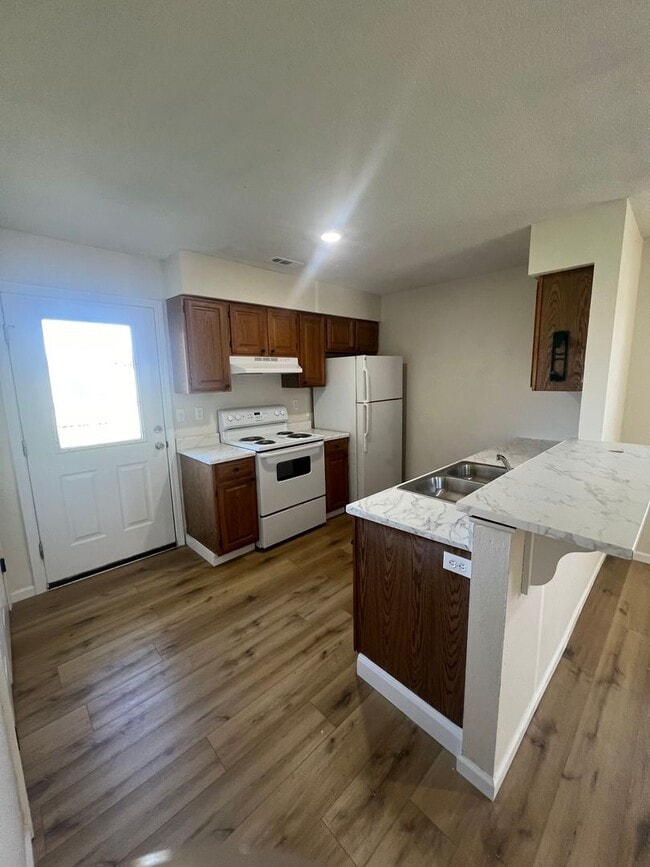 Building Photo - 2511-2511 Carnation Dr