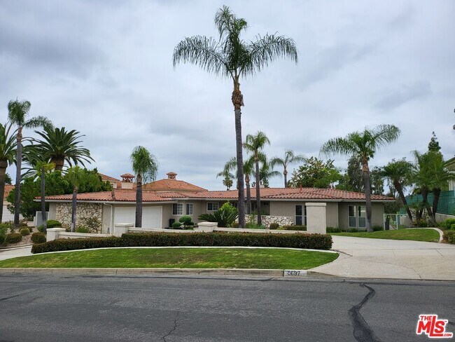 Foto del edificio - 8697 Hillcrest Rd