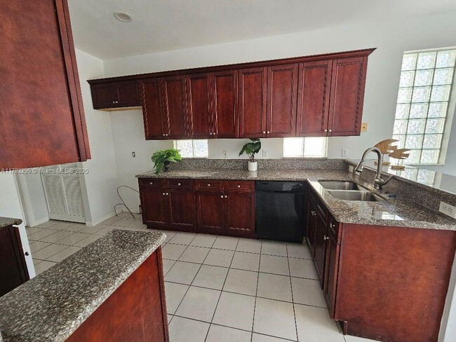Foto del edificio - 7577 Springfield Lake Dr