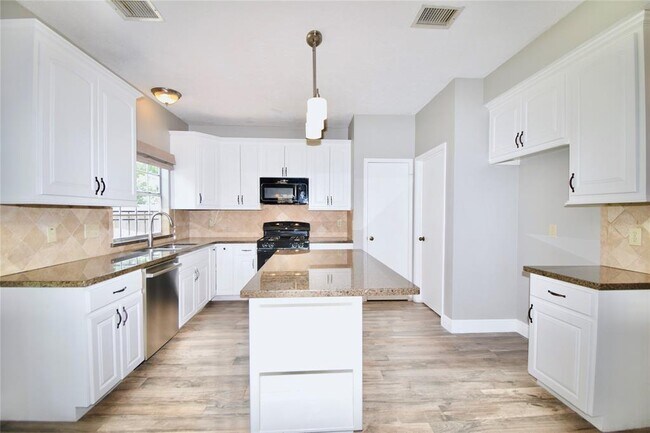 Foto del edificio - 6402 Laurel Bush Ln