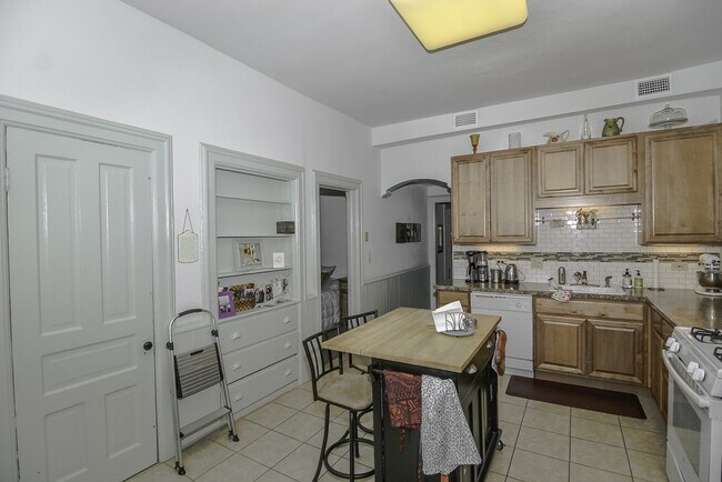 Foto del edificio - 3236 N Racine Ave