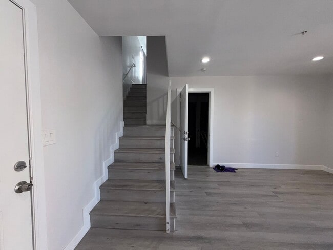 Foto del edificio - Newly Renovated 3 Bed / 2.5 Bath Apartment...