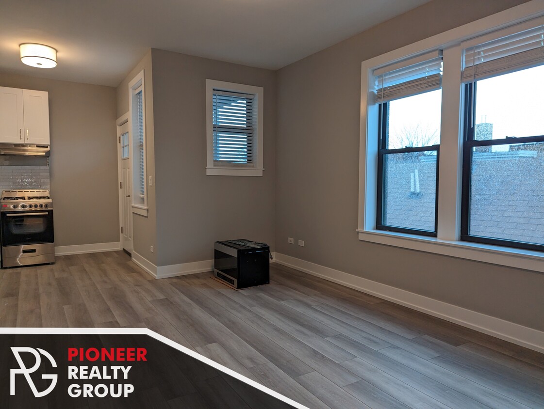 Foto principal - 3937 N Janssen Ave