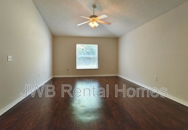 Building Photo - 9350 Thorn Glen Rd