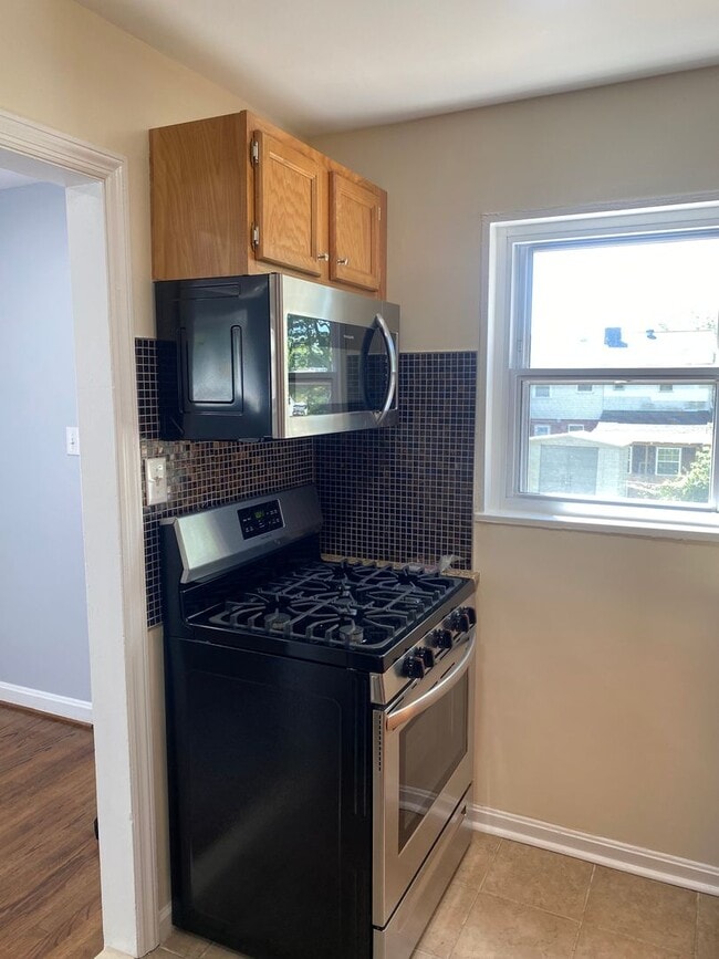 Building Photo - Lovely 2 Bedroom Townhome in Hyattsville!