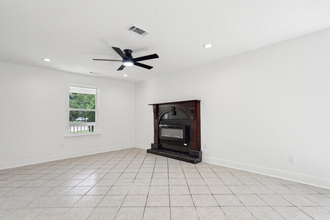 Building Photo - 231 Surgi Dr