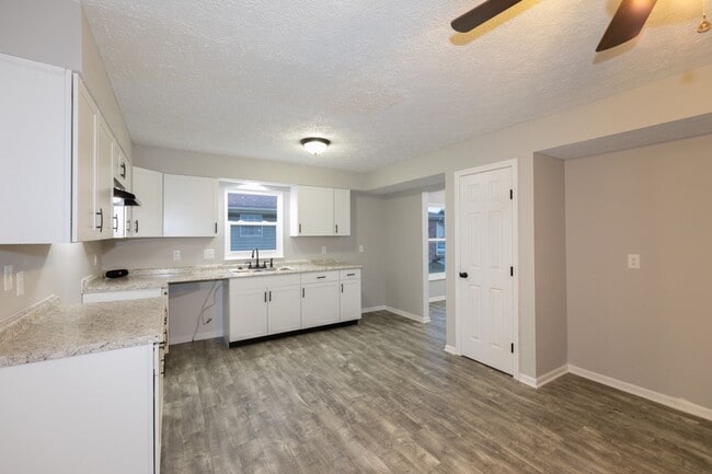 Building Photo - 3 bed 2.5 bath 2 story 2 car attached gara...