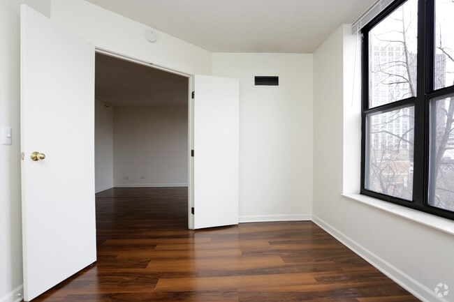 Photo - Evanston Place Apartments