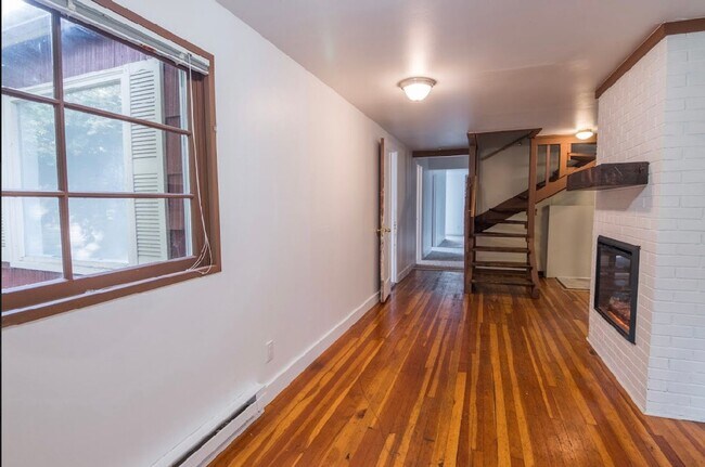 Foto del edificio - 3 bedroom 1 bathroom house close to Hendricks Park!