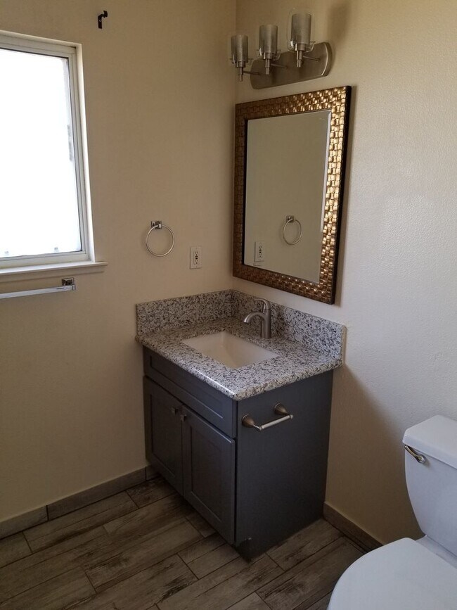 Foto del edificio - 2 Br 1 Ba available Now