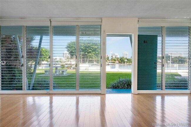 Foto del edificio - 10143 E Bay Harbor Dr