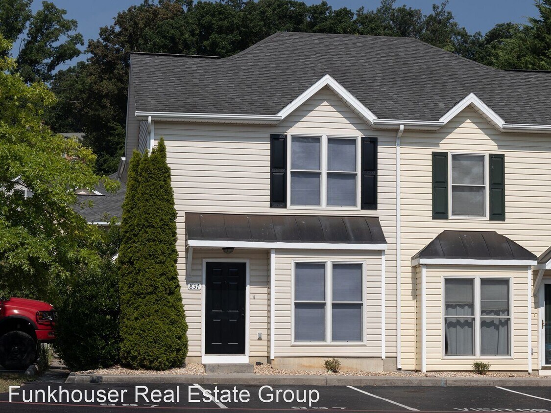 Primary Photo - 2 br, 2.5 bath House - 837 Camelot Lane