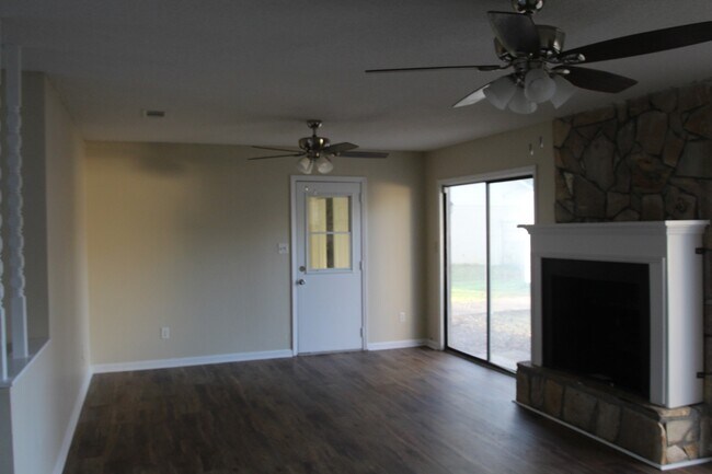 Building Photo - 611 Arrowhead Ln