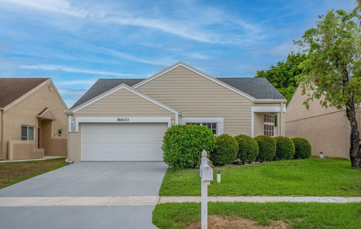 Foto principal - 8600 Floralwood Dr