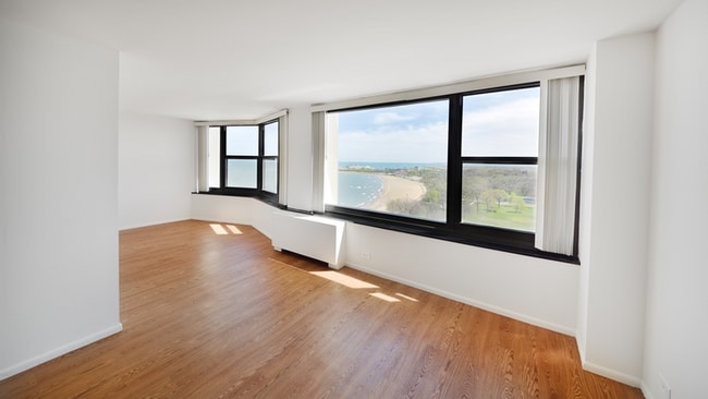 Building Photo - 7447 S South Shore Dr