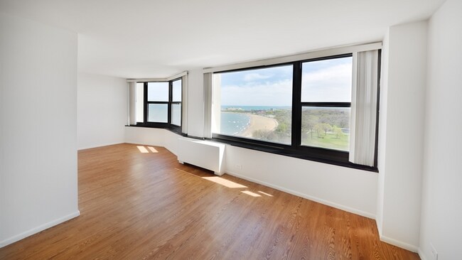 Foto del edificio - 7447 S South Shore Dr