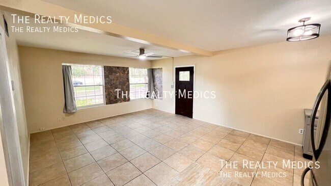 Foto del edificio - 6216 Lake Underhill Rd