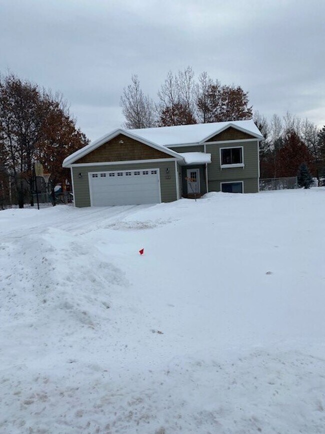 Building Photo - 4 Bedrooms, 2 Bathrooms Single Family Home...