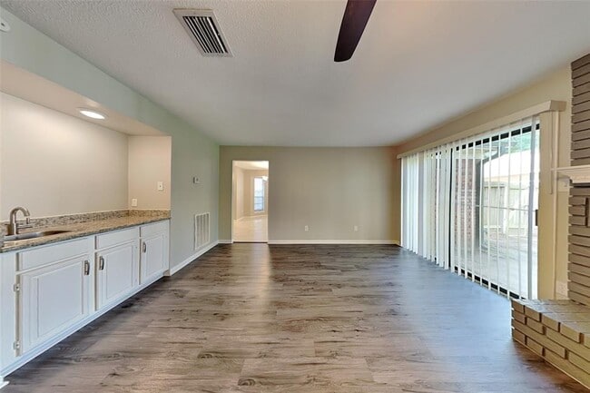 Building Photo - 2615 Silver Falls Dr