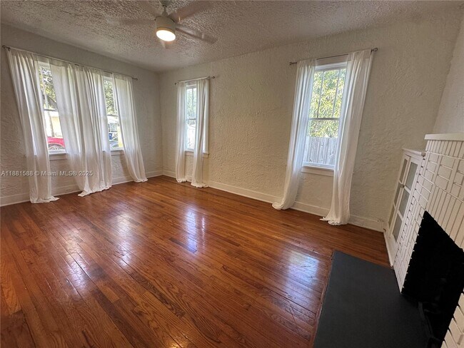 Foto del edificio - 411 SW 19th St