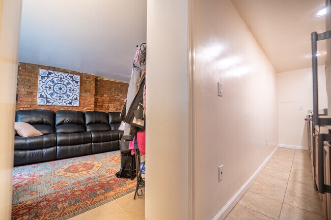 Building Photo - 284 Hudson Ave