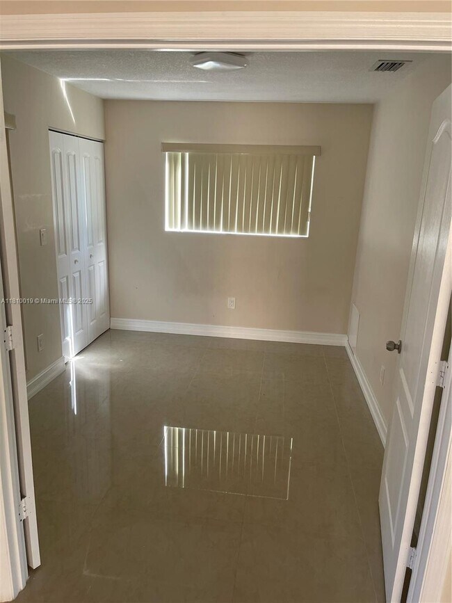 Foto del edificio - 9680 W Elm Ln