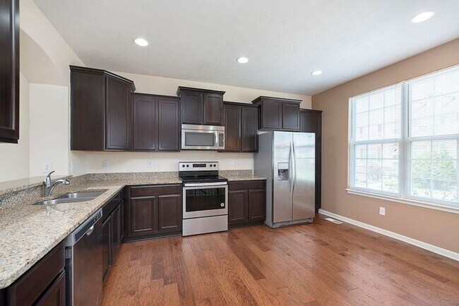 Building Photo - 3 Bedroom 2.5 Bath Townhouse in Fishers! R...