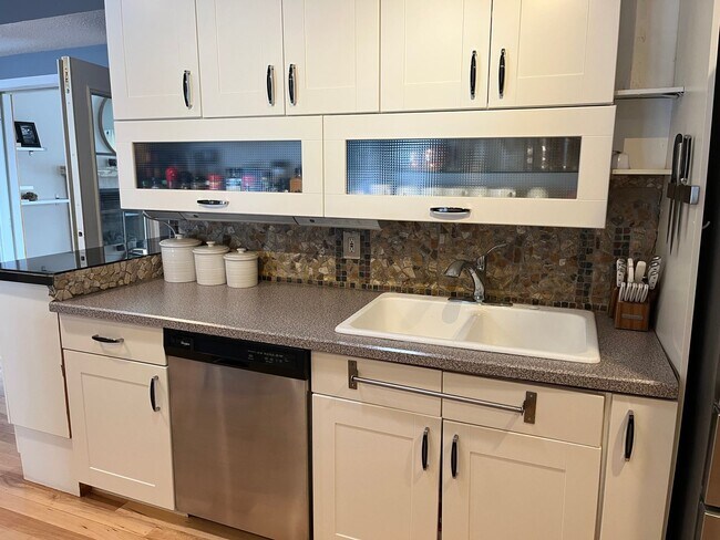 Building Photo - Beautiful 4 Bedroom, 3 Bathroom Home in Desirable Country Club Manor