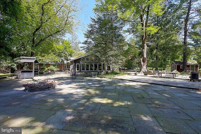 Foto del edificio - 269 Raymond Rd