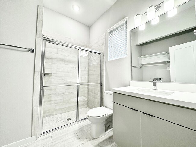 Foto del edificio - 5815 Fairdale Ln