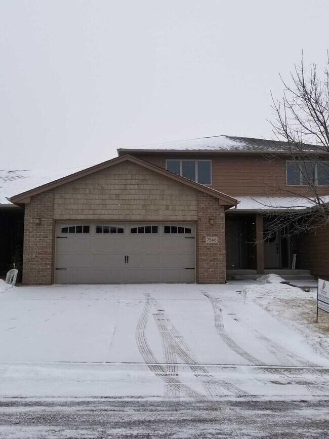 Foto del edificio - Spacious 2 Bedroom Grand Arbor Twin Home with Multiple Outdoor Spaces