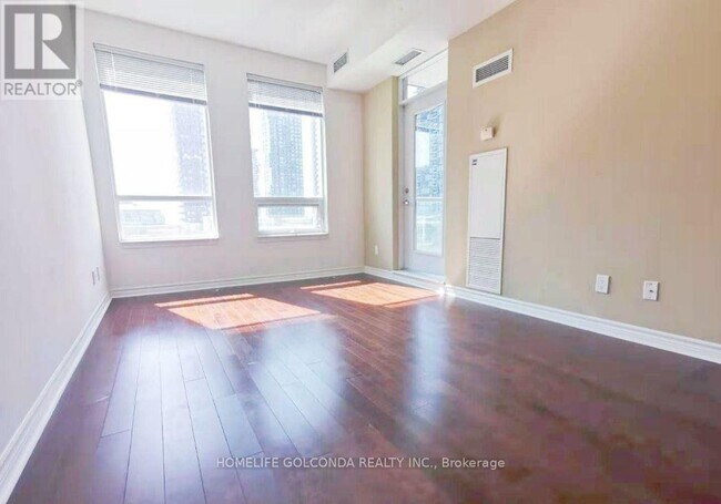 Photo du bâtiment - 388 Prince of Wales Dr