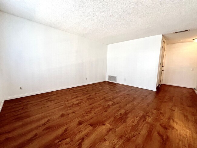Foto del edificio - 1380 W 48th St