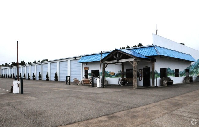 Foto del edificio - Pacific Pines RV Park & Storage