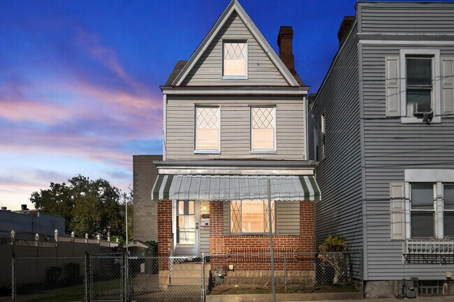 Foto del edificio - Bloomfield SFH 3 bedroom 1 BR With Off Street Parking/Fenced Yard