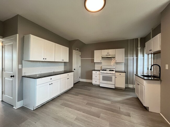 Building Photo - This beautifully remodeled single-family r...