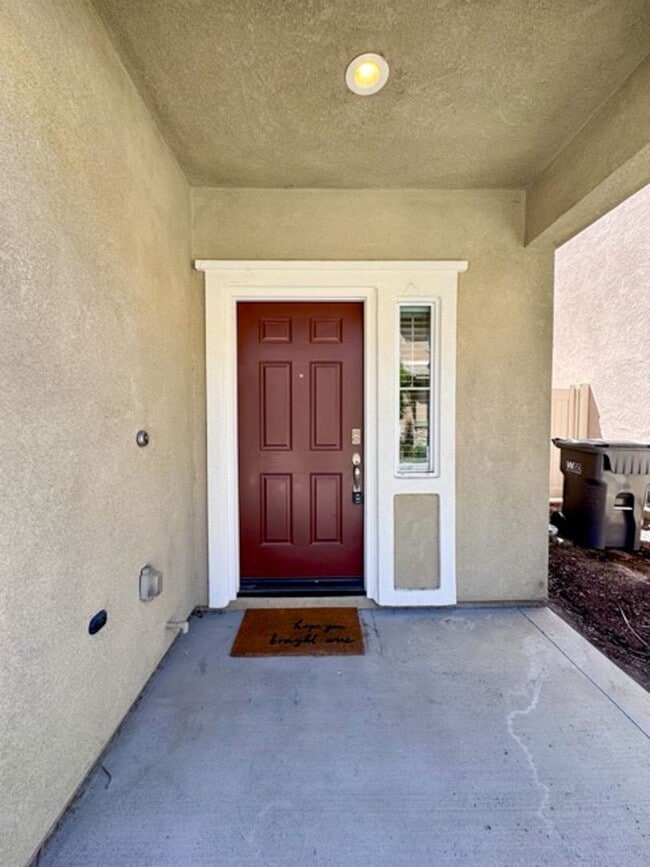 Building Photo - Beautiful 3 bedroom Town house available f...