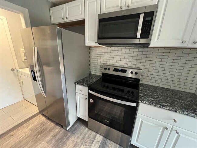 Building Photo - 5808 Wellington Dr