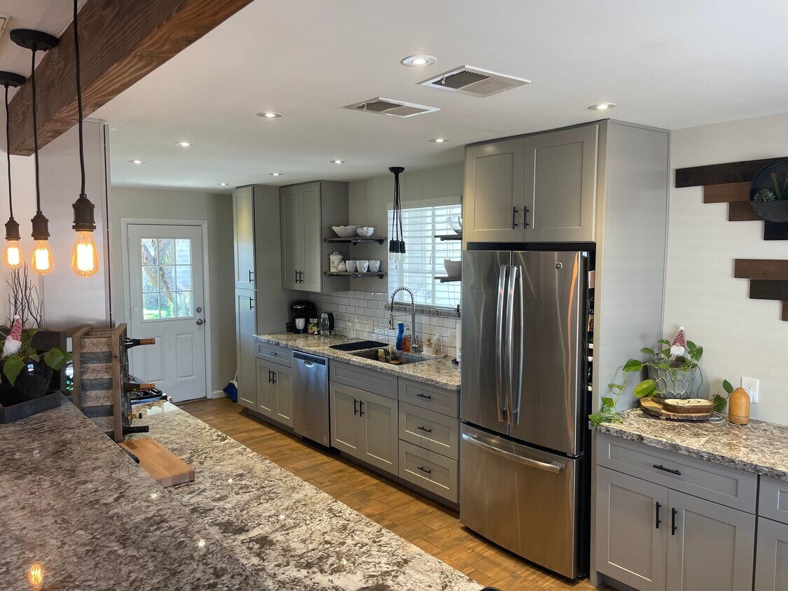 Kitchen - 911 E San Juan Ave