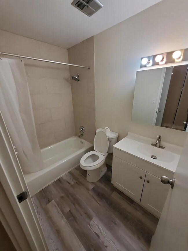 Foto del edificio - 252 Shorewood Dr
