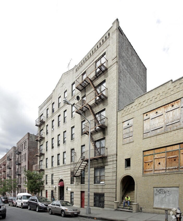 Foto del edificio - 1767 Weeks Ave