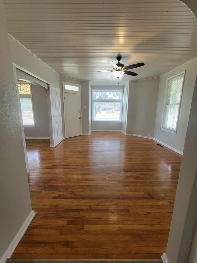 living room - 700 N Main St