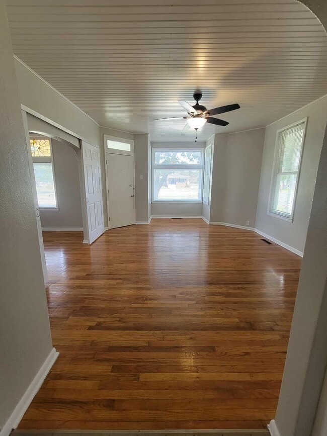 living room - 700 N Main St