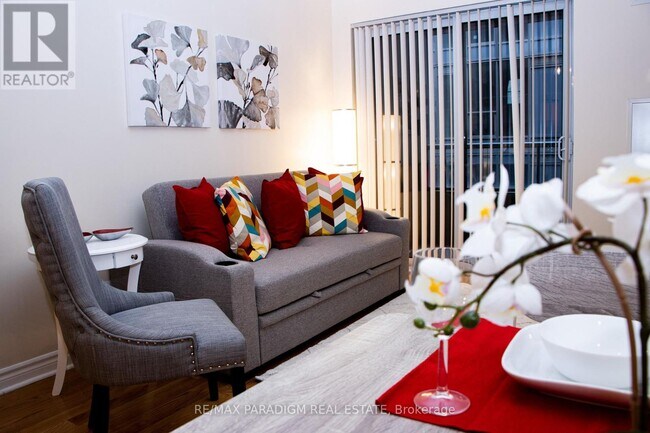 Building Photo - 270 Wellington St W