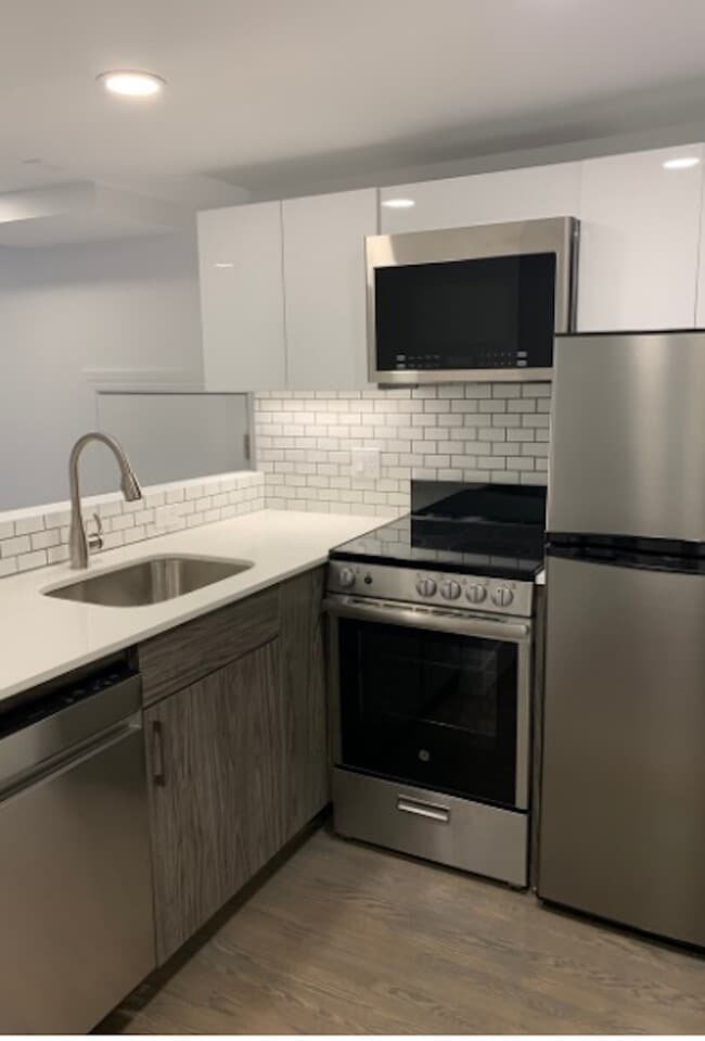 Building Photo - 22 Phillips St