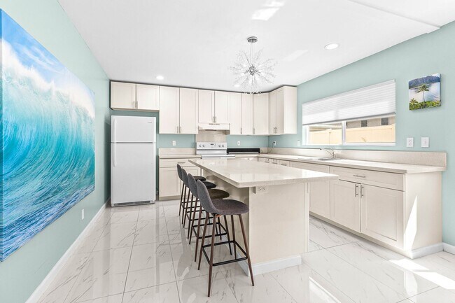 Foto del edificio - Upgraded 5 bedroom, 3 bath home