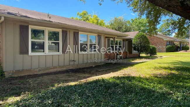 Building Photo - 3012 Lansdowne Dr