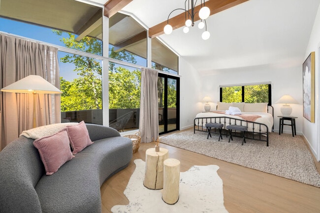 Building Photo - 1156 E Lakefront Dr